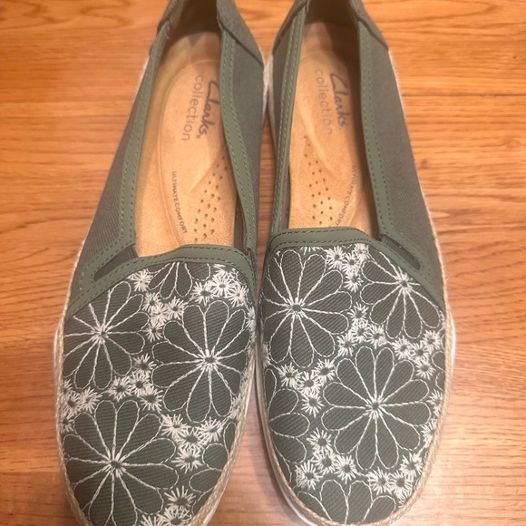 Clarks Women's Pine Green and White Floral Loafers size 8 - Picture 7 of 8